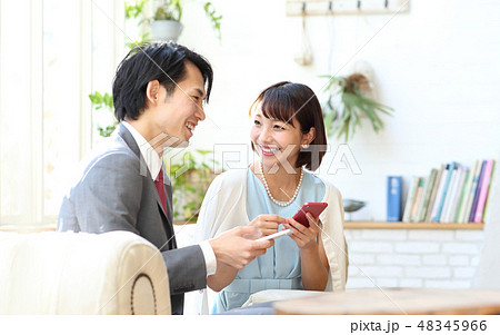 ドレスアップした男女 ドレスアップした男女 48345966