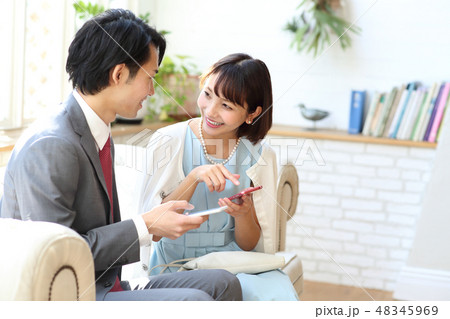 ドレスアップした男女 48345969