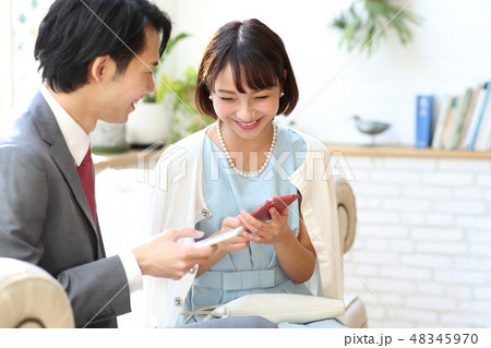 ドレスアップした男女 48345970