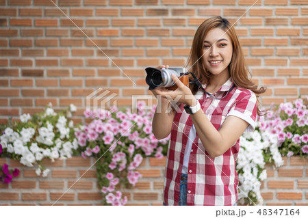 woman with mirrorless camera woman with mirrorless camera 48347164