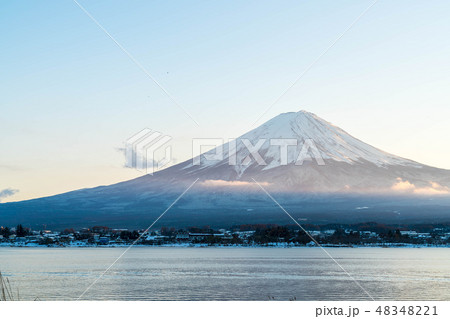 Mountain Fuji San at  Kawaguchiko Lake. 48348221