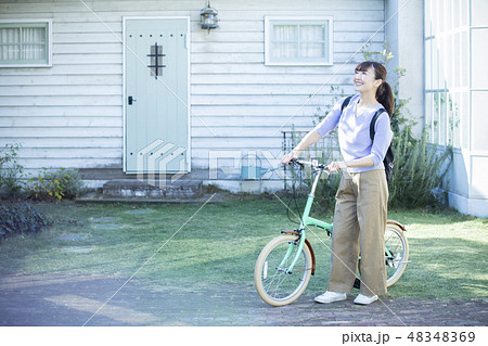 自転車と女性 48348369