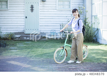 自転車と女性 48348370
