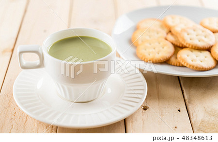 hot matcha latte 48348613