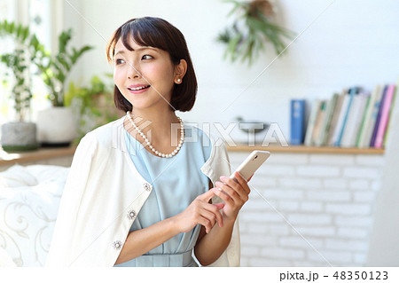 スマホと女性 スマホと女性 48350123