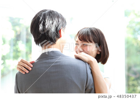 ドレスアップした男女 ドレスアップした男女 48350437