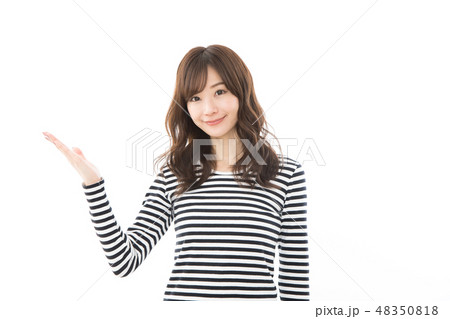 若い女性　ボーダー　指差し　手のひら 48350818