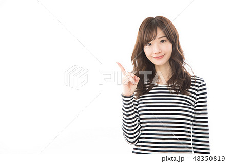 若い女性 ボーダー 指差し 若い女性 ボーダー 指差し 48350819