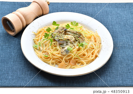 カキ（牡蠣）のニンニクとオリーブオイルの塩味のパスタ。アーリオ・オーリオ、サラダセロリの新芽添え。 48350913