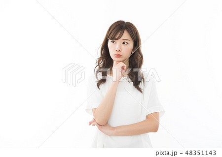 若い女性 考える 若い女性 考える 48351143