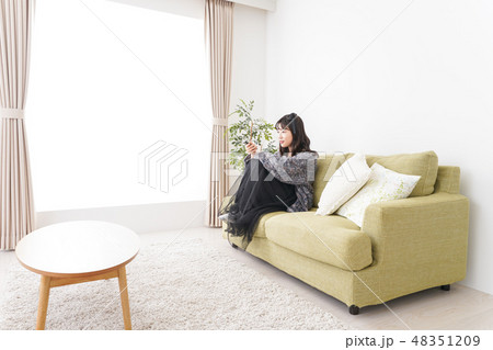 家でテレビを見る若い女性 48351209
