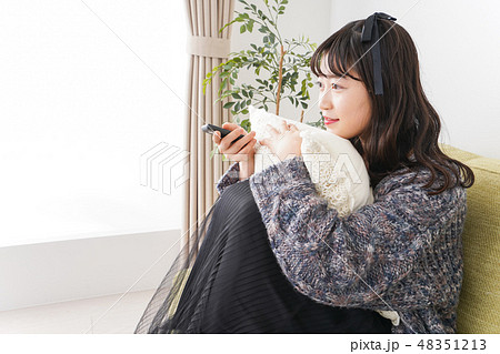 家でテレビを見る若い女性 家でテレビを見る若い女性 48351213
