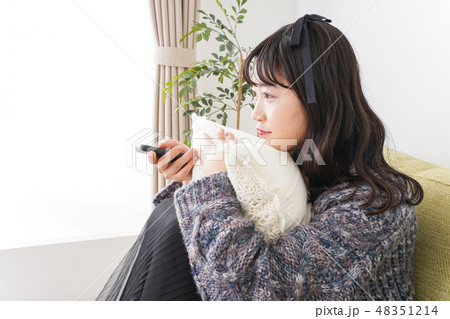 家でテレビを見る若い女性 48351214