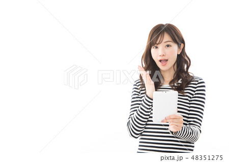 若い女性　ボーダー　タブレット　驚く 48351275