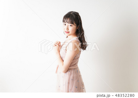 若い女性ポートレート 若い女性ポートレート 48352280