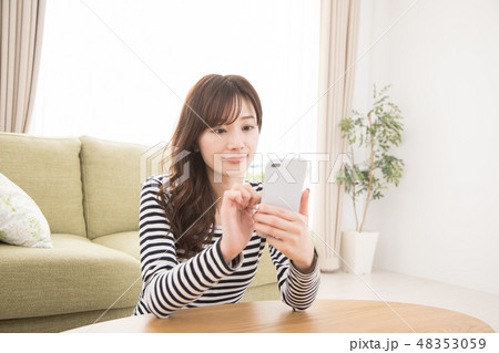 スマホを使う女性 スマホを使う女性 48353059
