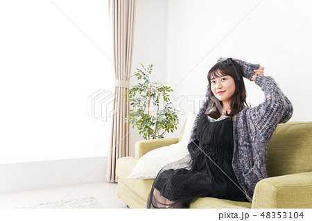 家でリラックスをする若い女性 家でリラックスをする若い女性 48353104