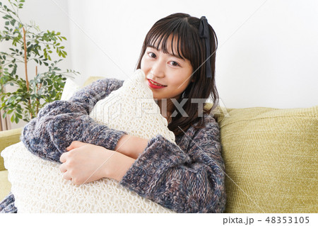 家でリラックスをする若い女性 家でリラックスをする若い女性 48353105