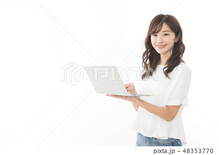 若い女性　ノートパソコン 48353770