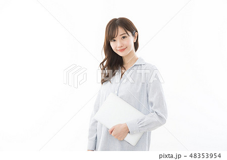 若い女性 ノートパソコン 若い女性 ノートパソコン 48353954