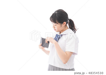 財布を確認する学生 財布を確認する学生 48354530