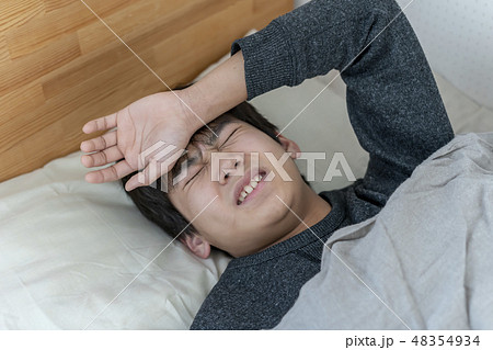 寝込む男の子　うなされる　風邪　インフルエンザ　中学生　高校生　 48354934