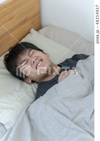 寝込む男の子　うなされる　風邪　インフルエンザ　中学生　高校生　 48354937