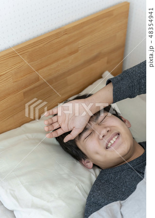 寝込む男の子　うなされる　風邪　インフルエンザ　中学生　高校生　 48354941