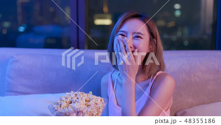 woman watch comedy with popcorn 48355186