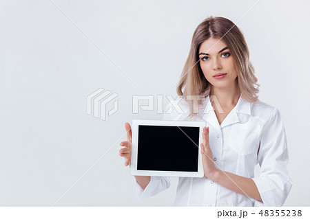 P young doctor showing the screen of digital tablet 48355238