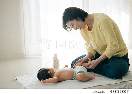 赤ちゃんのスキンケアをする若い母親 スキンシップ 48355307