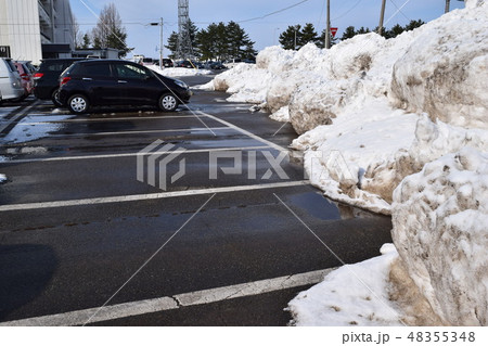 除雪した駐車場 48355348