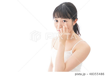 コンタクトレンズを装着する若い女性 48355486