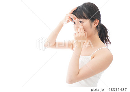 コンタクトレンズを装着する若い女性 コンタクトレンズを装着する若い女性 48355487