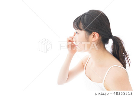 コンタクトレンズを装着する若い女性 コンタクトレンズを装着する若い女性 48355513