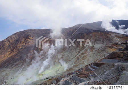 水蒸気を上げる箱根大涌谷 48355764