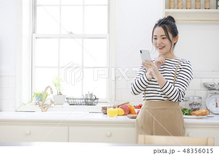 女性 スマホ キッチン 女性 スマホ キッチン 48356015