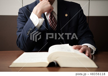 法律で悩む弁護士の手元 48356118