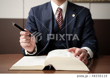 アイデアをひらめいた弁護士の手元 48356119