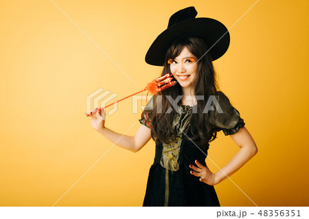 ハロウィンで魔女のコスプレをする若い女の子　日本人女性 48356351