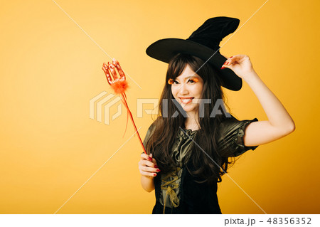 ハロウィンで魔女のコスプレをする若い女の子　日本人女性 48356352