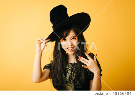 ハロウィンで魔女のコスプレをする若い女の子　日本人女性 48356404
