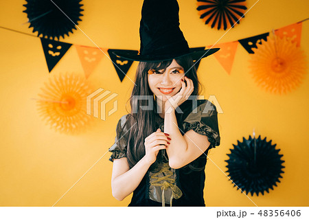 ハロウィンで魔女のコスプレをする若い女の子　日本人女性 48356406