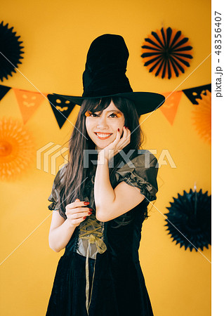 ハロウィンで魔女のコスプレをする若い女の子　日本人女性 48356407