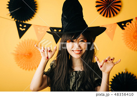 ハロウィンで魔女のコスプレをする若い女の子　日本人女性 48356410