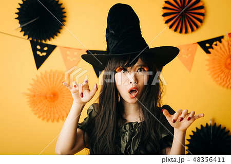 ハロウィンで魔女のコスプレをする若い女の子　日本人女性 48356411