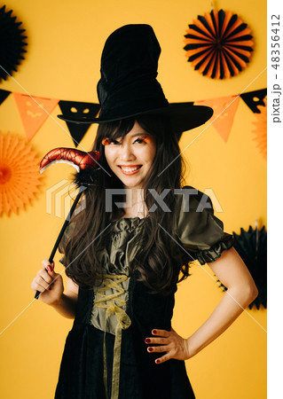 ハロウィンで魔女のコスプレをする若い女の子 日本人女性 ハロウィンで魔女のコスプレをする若い女の子 日本人女性 48356412