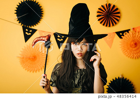 ハロウィンで魔女のコスプレをする若い女の子　日本人女性 48356414