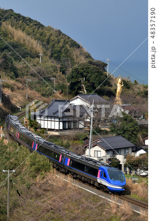 荒波を横目に走る 荒波を横目に走る 48357190