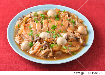 鶏肉（鶏モモ肉）のポン酢醤油煮。ポンズしょう油煮。うずらの玉子を添えて。 48358123